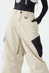 Pantalones de nieve holgados con bolsillos cargo y bloques de color beige para mujer
